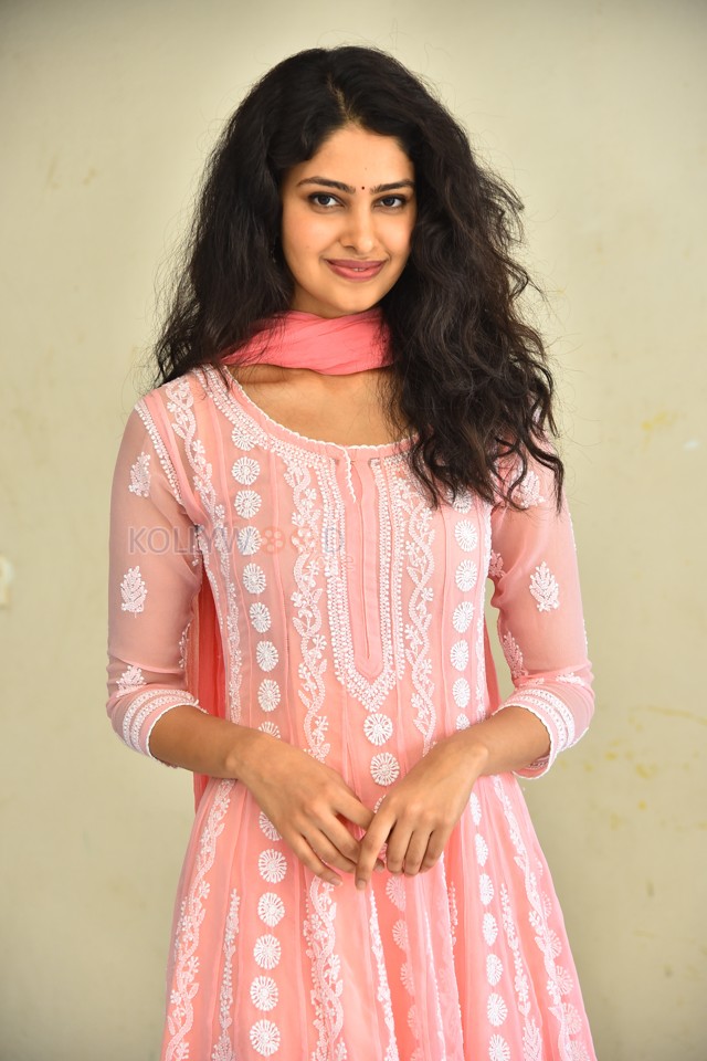 Heroine Manasa Varanasi at Devaki Nandana Vasudeva Interview Photos 08