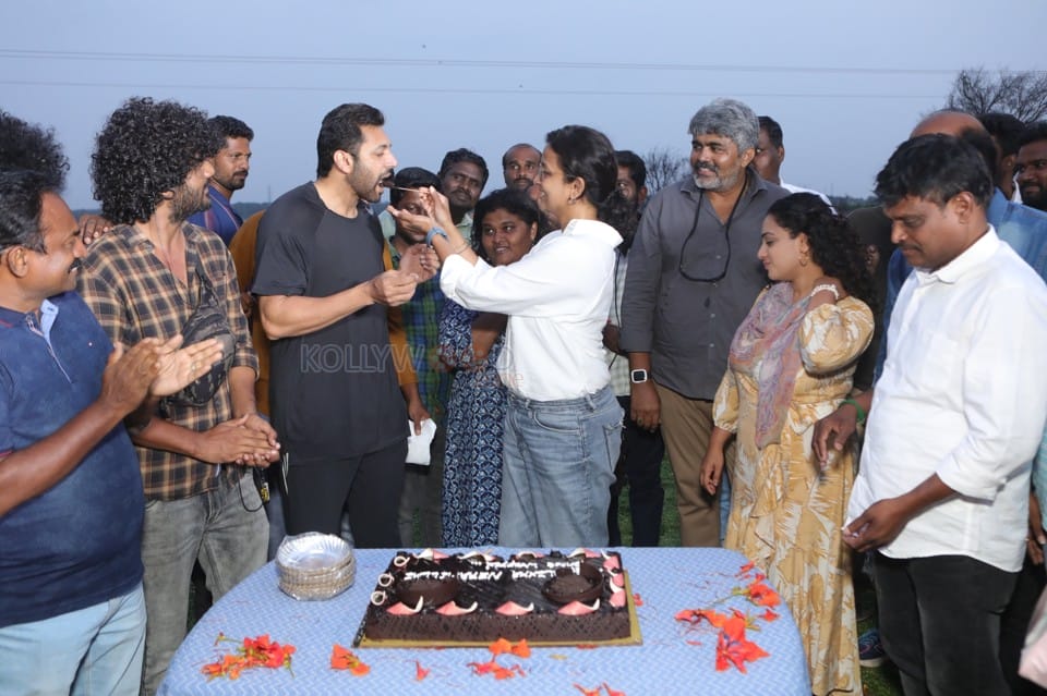 Kadhalikka Neramillai Movie Shooting Completion Celebration Pictures 01