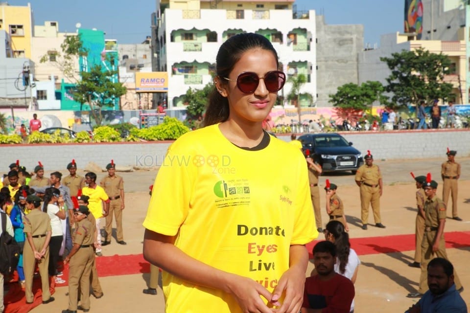 Actress Niharika Flags Off V Sight a thonv Blindfold 2K Walk Peoples Plaza Photos 01