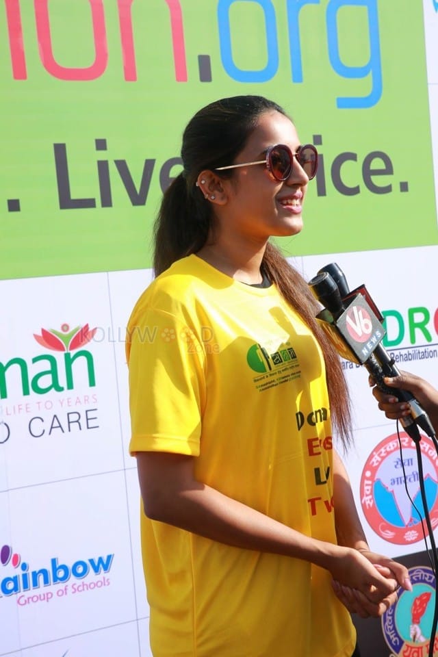 Actress Niharika Flags Off V Sight a thonv Blindfold 2K Walk Peoples Plaza Photos 04