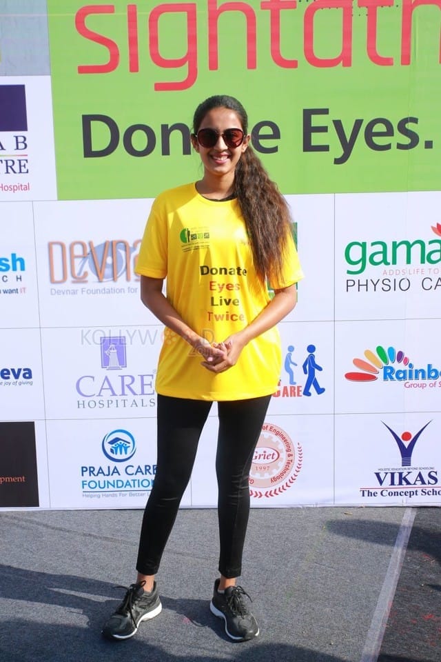 Actress Niharika Flags Off V Sight a thonv Blindfold 2K Walk Peoples Plaza Photos 05