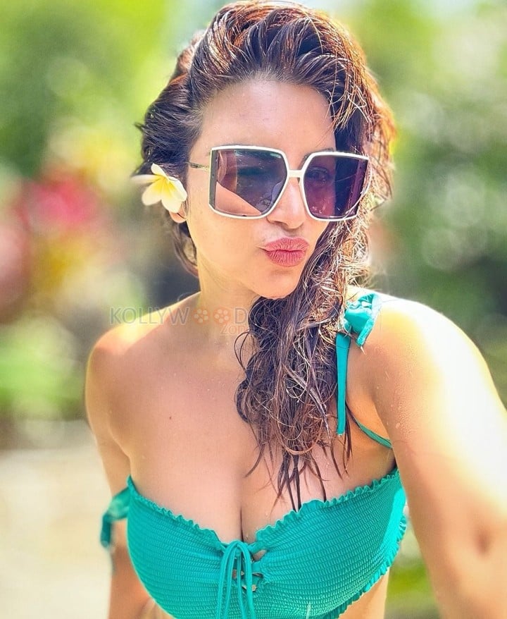 Erotic Beauty Shama Sikander Bikini Selfie Photos 02
