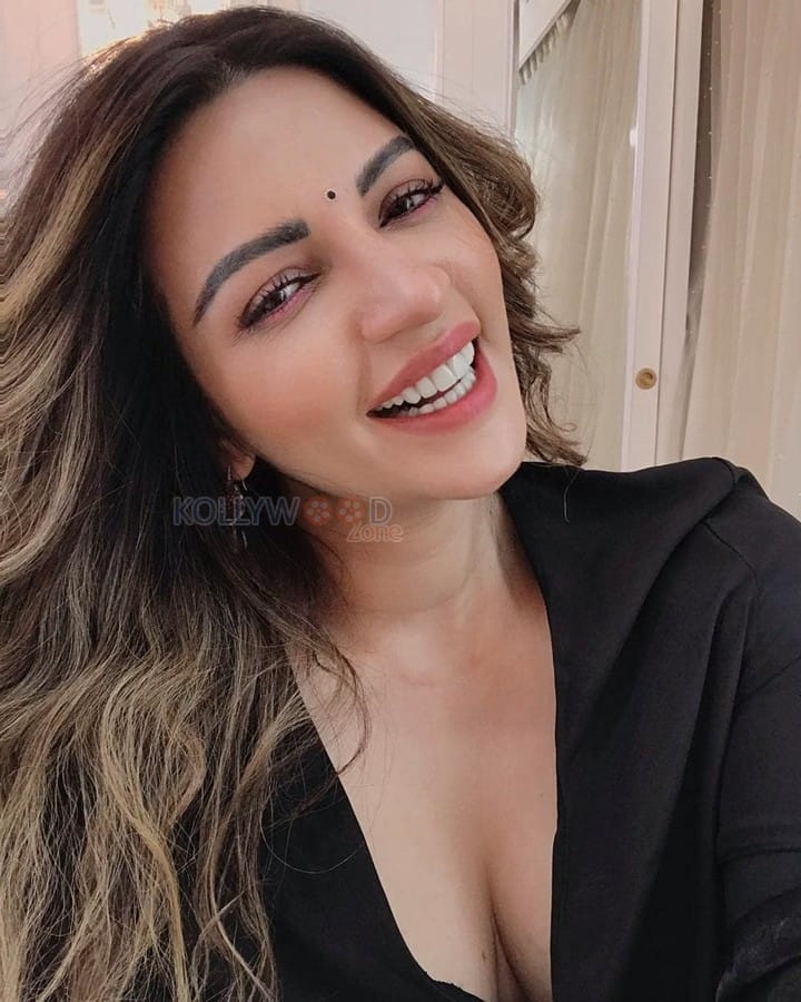 Hot Shama Sikander Cleavage in a Black Dress with Lace Bra Photos 03