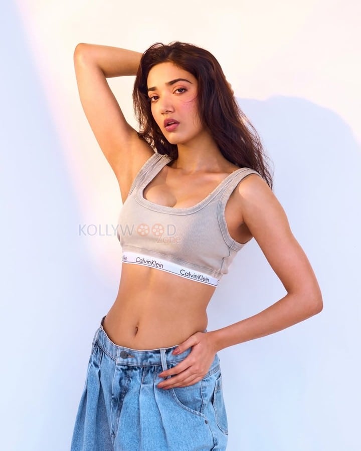 Sexy Medha Shankr Navel in a Calvin Klein Sports Bra with Loose Jeans Photos 04