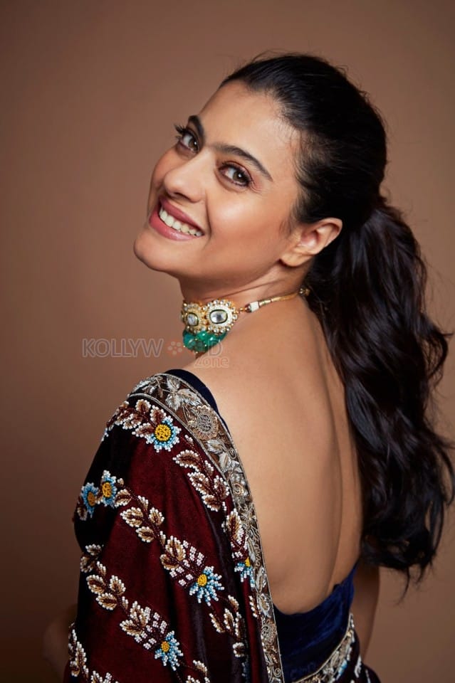 Beautiful Kajol Devgn in a Backless Blouse Saree Photo 01