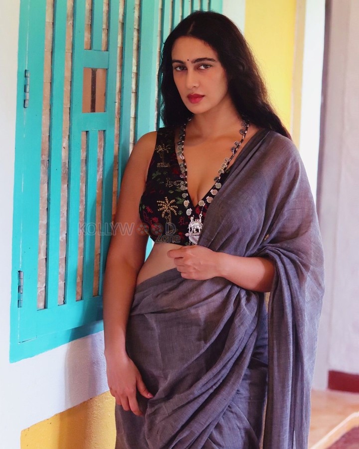 Glam Beauty Megha Shukla in a Handloom Saree with a Cleavage Revealing Printed Sleeveless Blouse Pictures 01