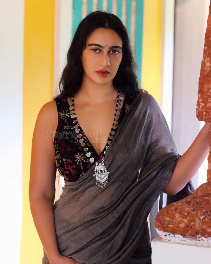 Glam Beauty Megha Shukla in a Handloom Saree with a Cleavage Revealing Printed Sleeveless Blouse Pictures 02