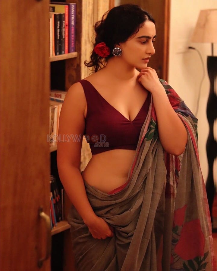 Glam Megha Shukla in a Sleeveless Maroon Blouse and Cotton Saree Photos 02