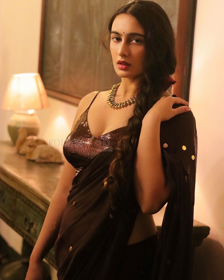 Sexy Damsel Megha Shukla in a Black Saree with a Shimmery Sleeveless Blouse Pictures 01