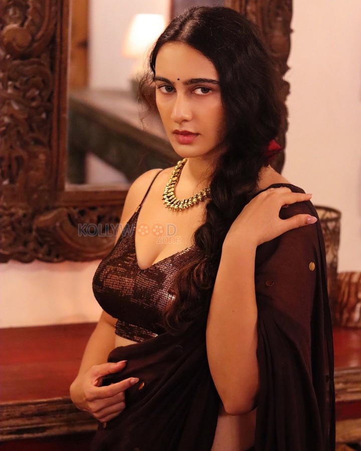 Sexy Damsel Megha Shukla in a Black Saree with a Shimmery Sleeveless Blouse Pictures 04