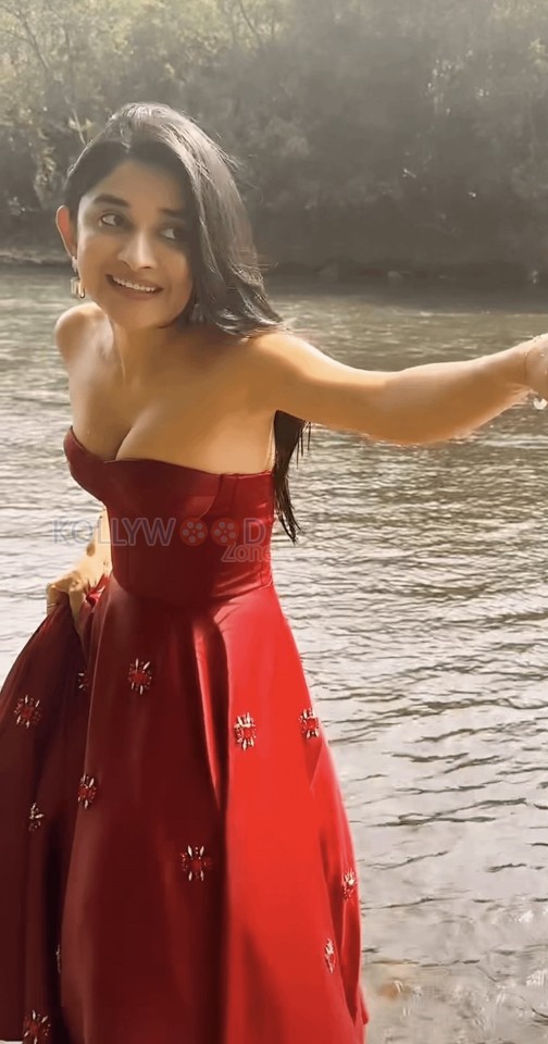 Sexy Hot Kanika Mann Cleavage in a Red Corset Gown Pictures 05