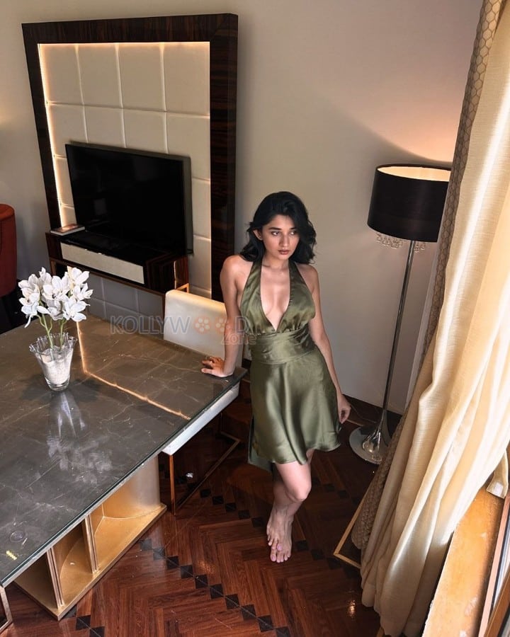 Sexy Kanika Mann in a Green Halterneck Deep Neck Back Knot Dress Photos 03