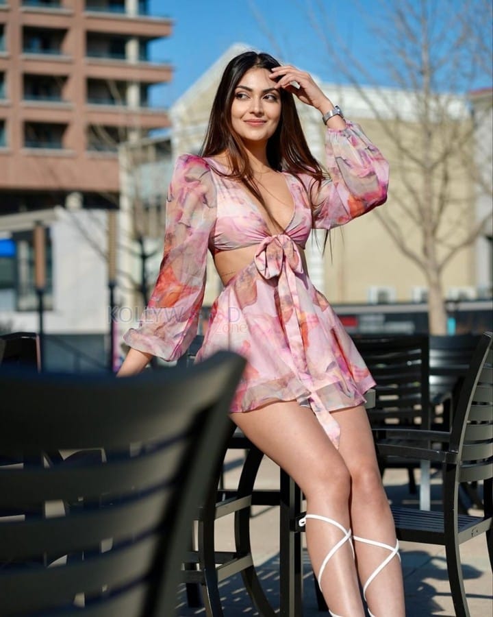 Sexy Yesha Sagar in a Pink Rompers Pictures 03