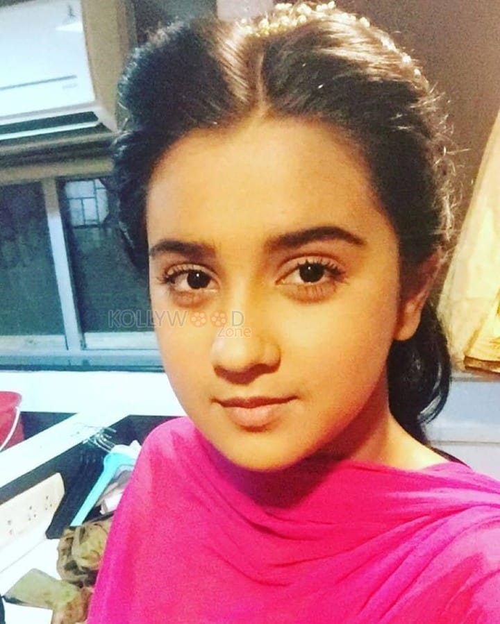 TV Actress Roshni Walia Photos 01