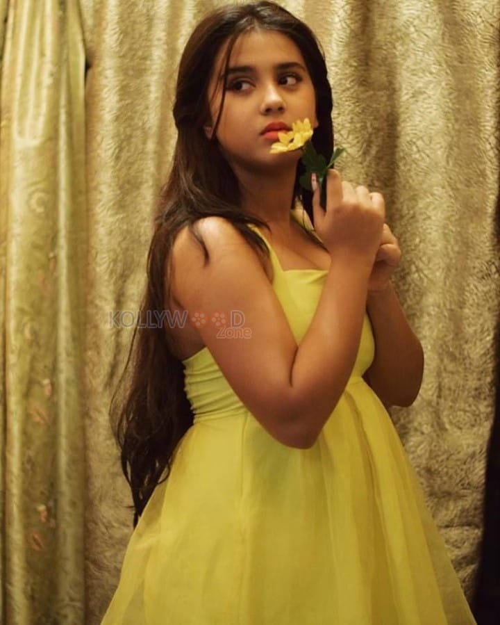 TV Actress Roshni Walia Photos 05