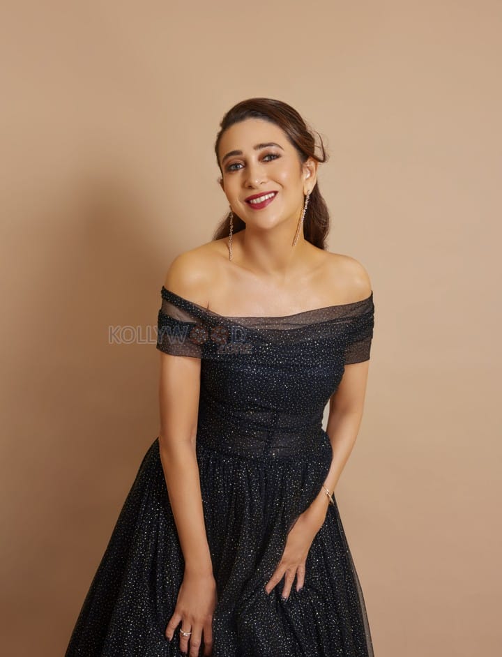 Murder Mubarak Movie Actress Karisma Kapoor Photoshoot Stills 07