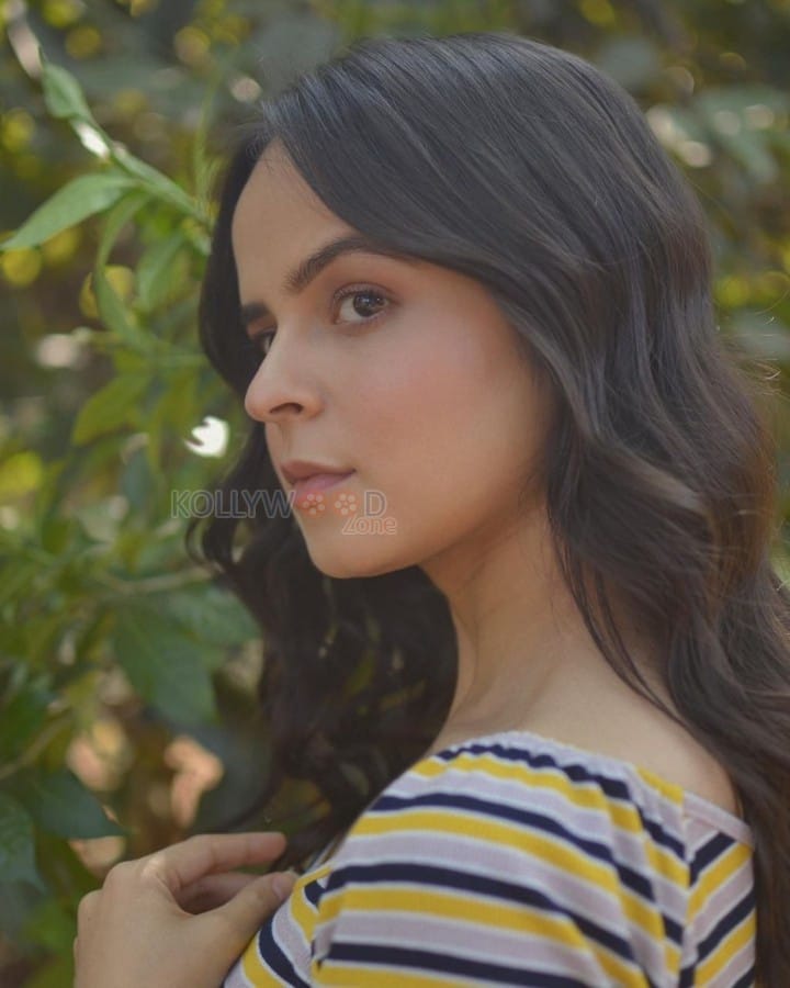 Palak Sindhwani in a Yellow Striped T Shirt Photos 03