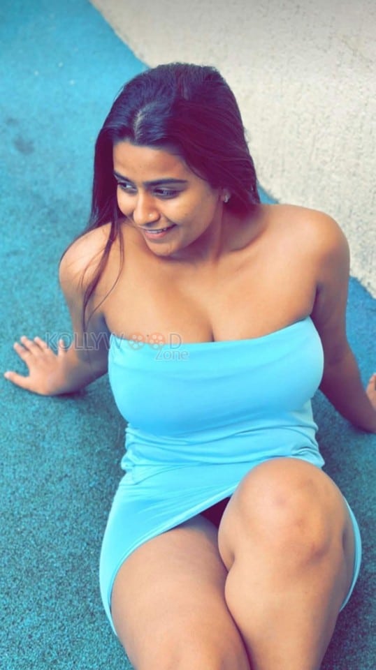 The Archies Actress Suhana Khan Sexy in a Blue Off Shoulder Mini Dress Photos 01