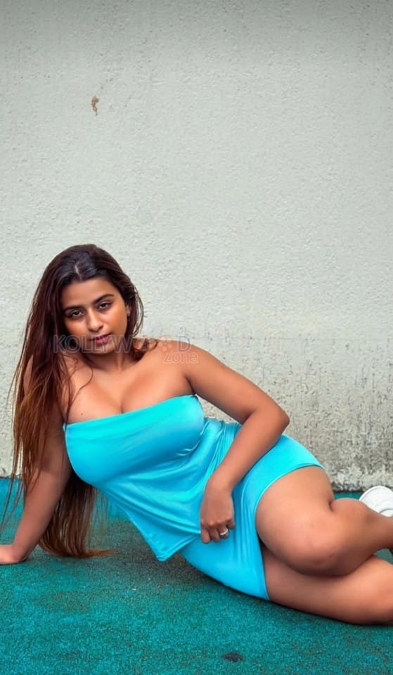 The Archies Actress Suhana Khan Sexy in a Blue Off Shoulder Mini Dress Photos 04