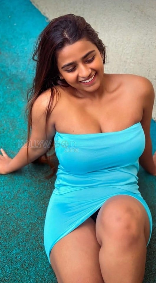 The Archies Actress Suhana Khan Sexy in a Blue Off Shoulder Mini Dress Photos 06