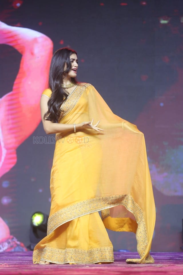 Actress Bhagyashri Borse at Mr Bachchan Movie Pre Release Event at Kurnool Photos 28