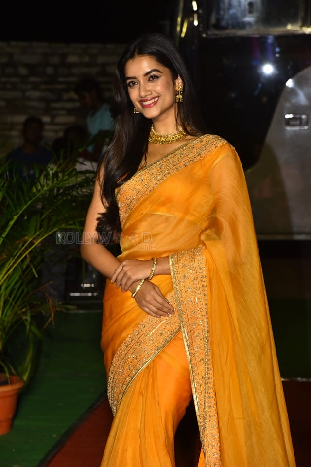 Actress Bhagyashri Borse at Mr Bachchan Movie Pre Release Event at Kurnool Photos 36