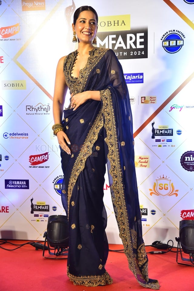 Actress Raashi Khanna at 69th SOBHA Filmfare Awards South 2024 Photos 09