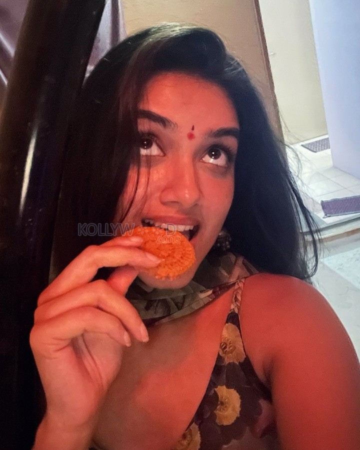 Bhagyashri Borse Candid Diwali Photos 03