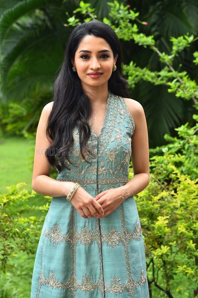 Actress Manisha Kandkur at Bhale Unnade Movie Press Meet Pictures 53