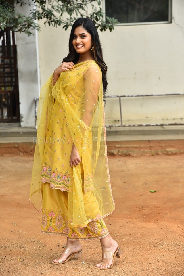 Actress Vaishnavi Krishnamurthy at Manmayi Teaser Launch Event Photos 11