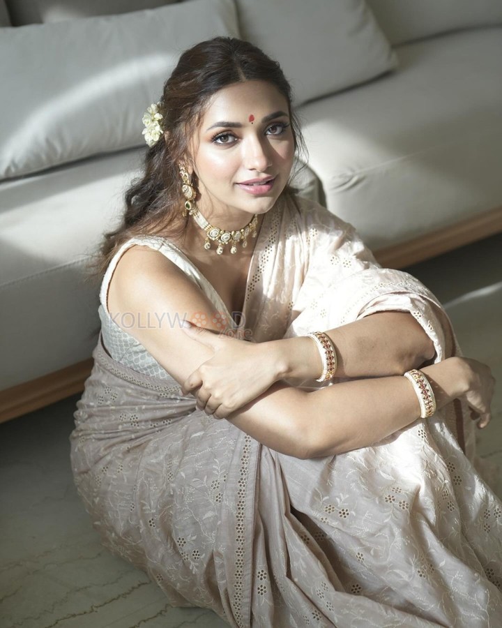 Gorgeous Jiya Shankar in a Traditional White Saree with Sleeveless Blouse Photoshoot Pictures 01