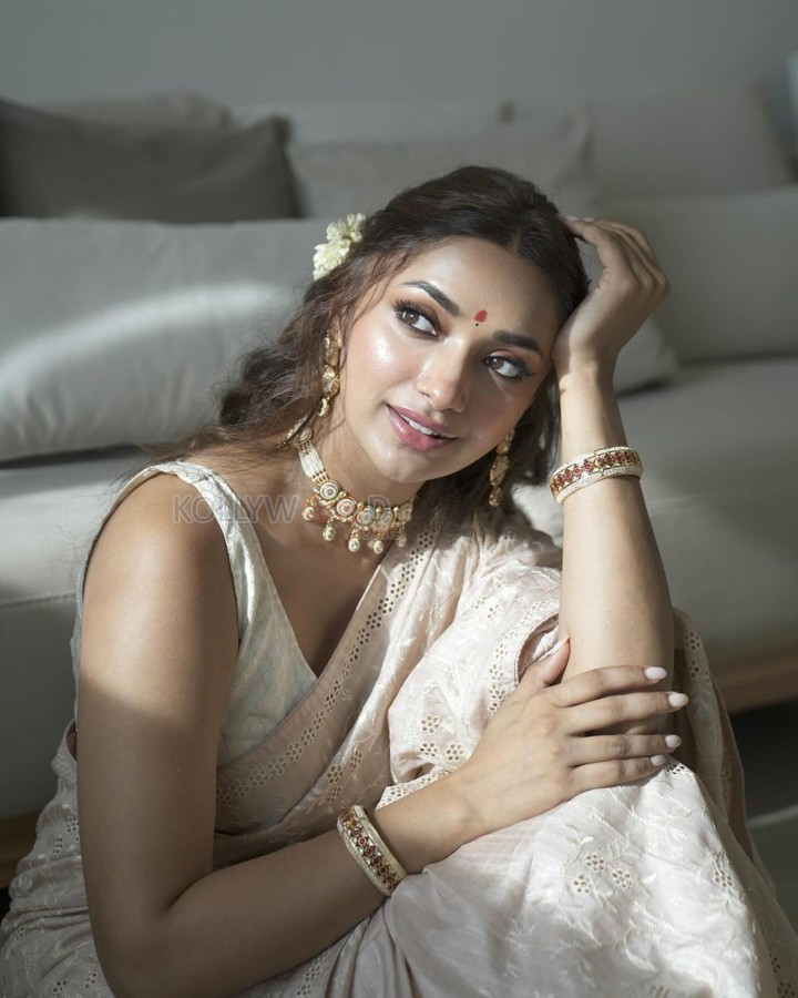 Gorgeous Jiya Shankar in a Traditional White Saree with Sleeveless Blouse Photoshoot Pictures 04