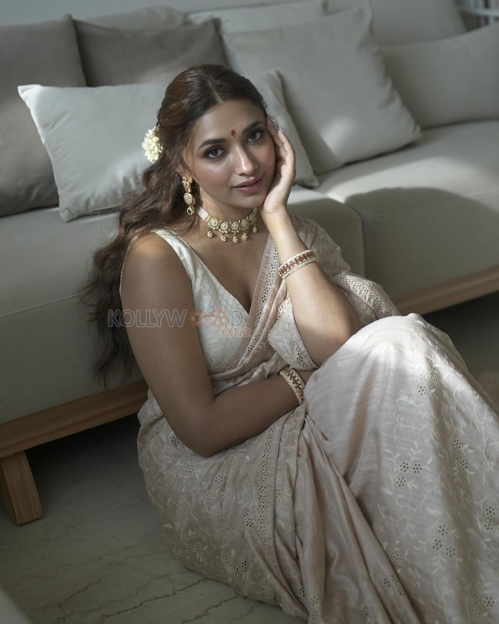 Gorgeous Jiya Shankar in a Traditional White Saree with Sleeveless Blouse Photoshoot Pictures 05