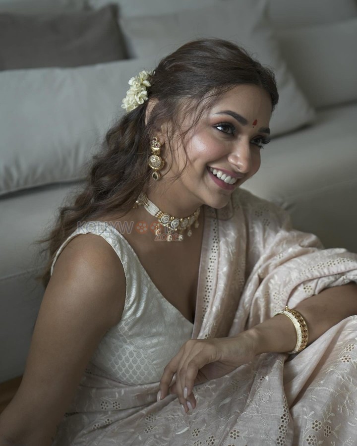 Gorgeous Jiya Shankar in a Traditional White Saree with Sleeveless Blouse Photoshoot Pictures 06