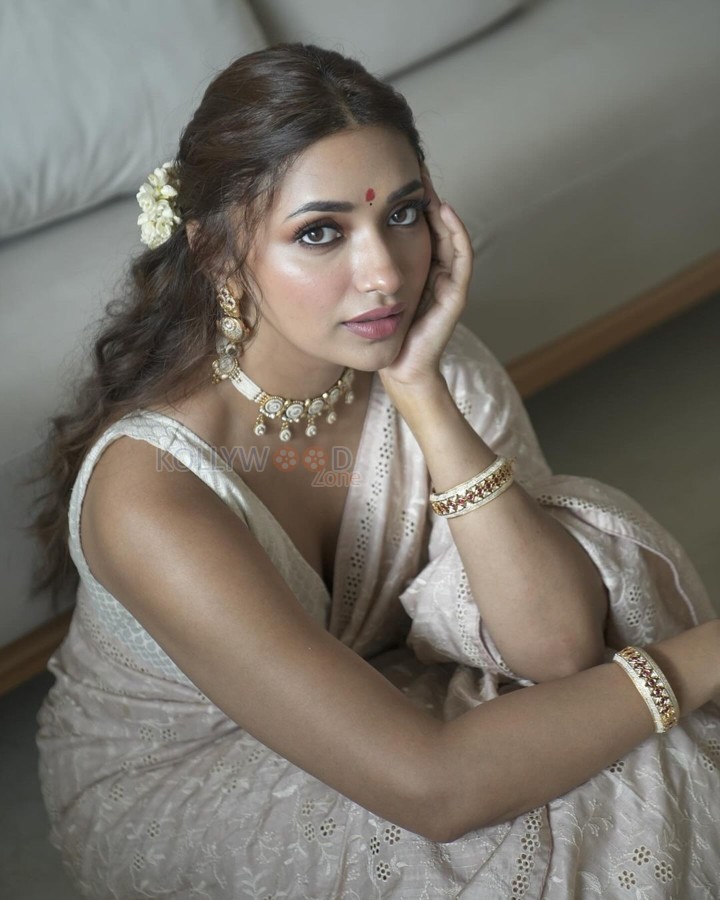 Gorgeous Jiya Shankar in a Traditional White Saree with Sleeveless Blouse Photoshoot Pictures 07