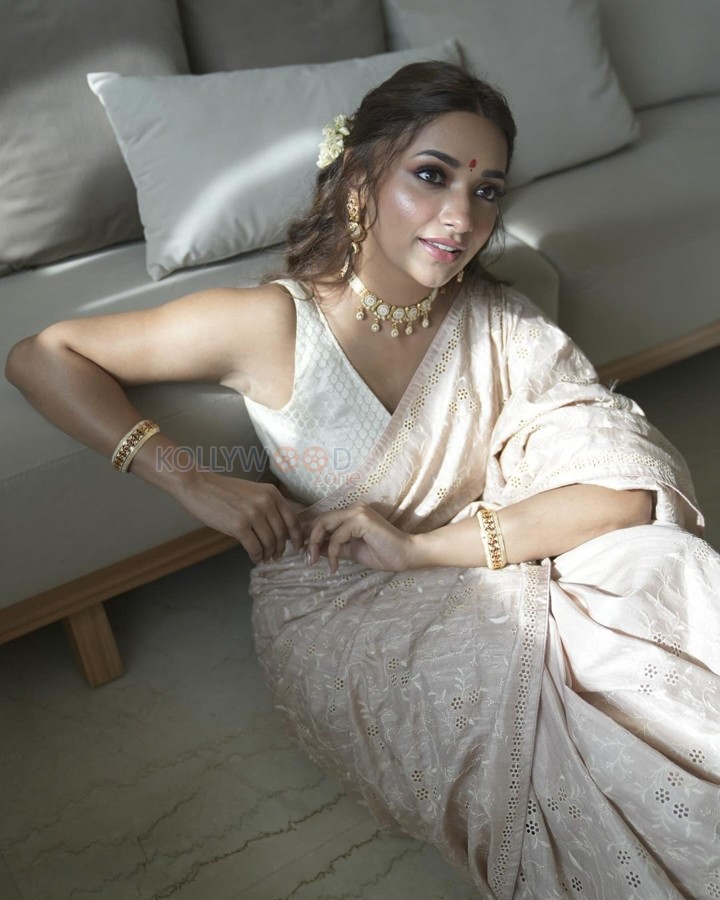 Gorgeous Jiya Shankar in a Traditional White Saree with Sleeveless Blouse Photoshoot Pictures 09