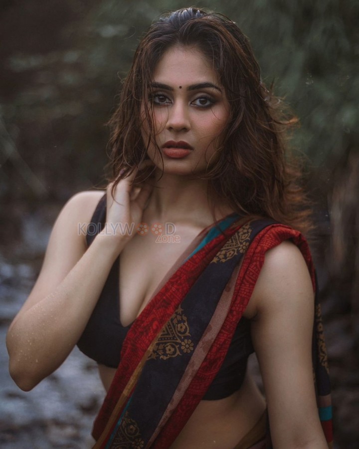 Sexy Bombshell Srushti Bannati Cleavage and Navel in a Red Printed Saree with a Sleeveless Black Blouse Photos 01