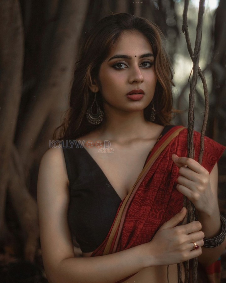 Sexy Bombshell Srushti Bannati Cleavage and Navel in a Red Printed Saree with a Sleeveless Black Blouse Photos 02