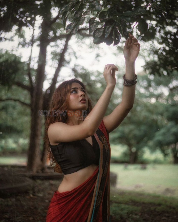 Sexy Bombshell Srushti Bannati Cleavage and Navel in a Red Printed Saree with a Sleeveless Black Blouse Photos 09