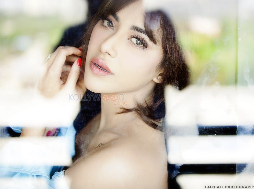 Beautiful Angela Krislinzki Pictures 04