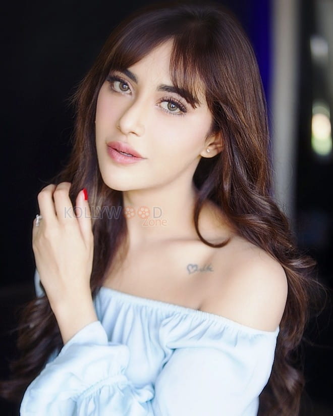 Beautiful Angela Krislinzki Pictures 07