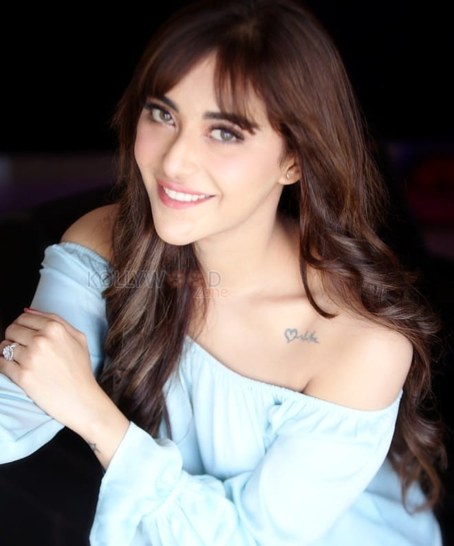 Beautiful Angela Krislinzki Pictures 09