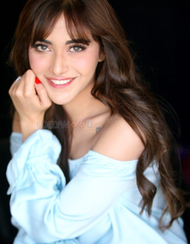 Beautiful Angela Krislinzki Pictures 13