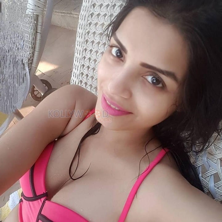 Model Sonali Raut Sexy Bikini Photos 11