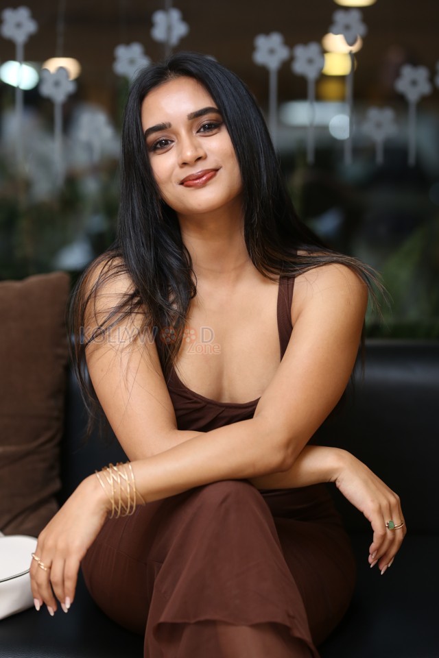 Actress Neha Krishnan at Kali Movie Pre Release Event Photos 18