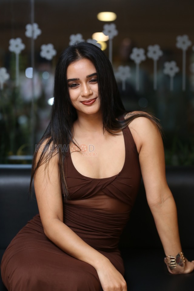 Actress Neha Krishnan at Kali Movie Pre Release Event Photos 19