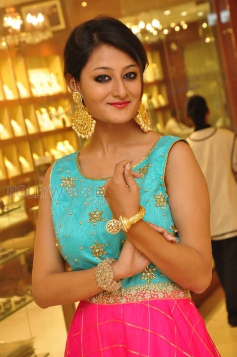 Actress Nilofar Photoshoot Pictures 01