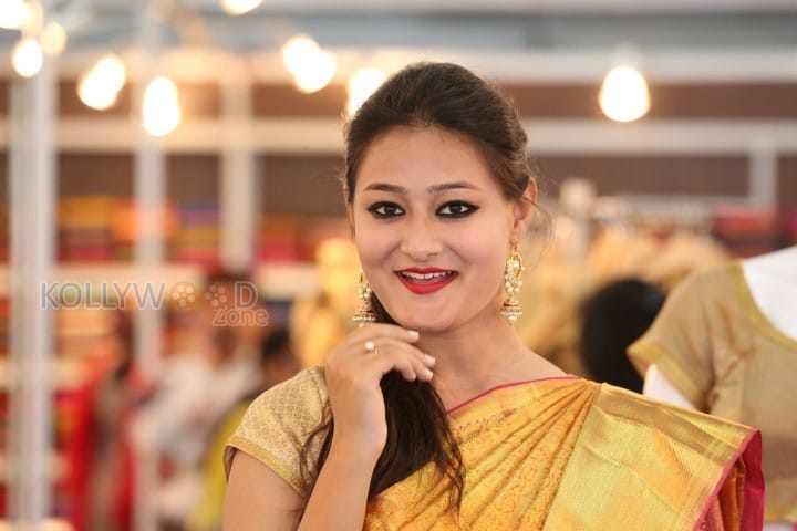 Actress Nilofer At Vrk Silks Bridal Expo Launch Photos 08