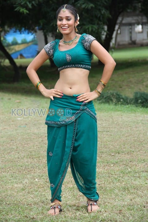 Mei Maranthen Heroine Sanyathara Stills 10