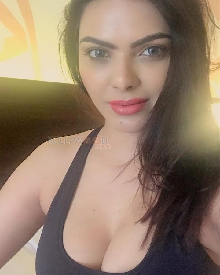 Model Sherlyn Chopra Photos 01